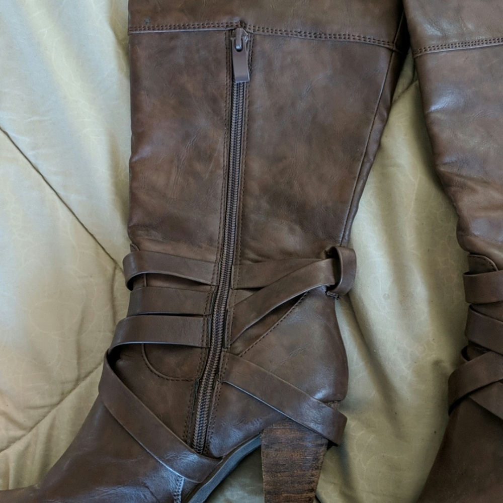 Boots - Picture 4 of 6